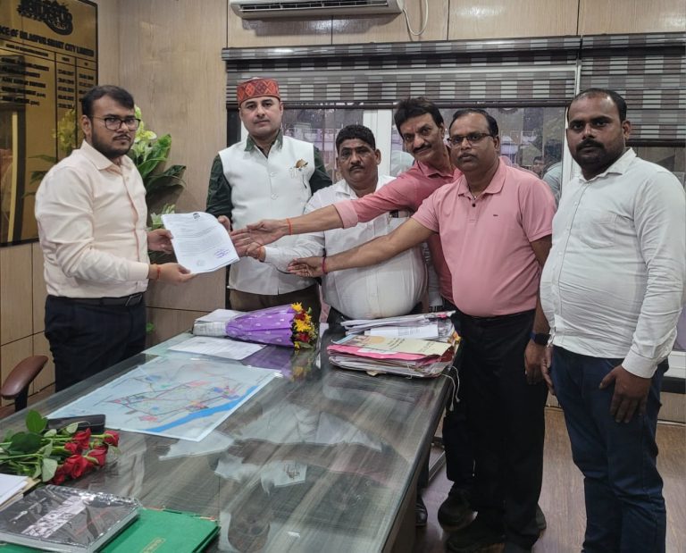 त्रिलोक श्रीवास के नेतृत्व में कांग्रेसजनो ने किया निगम आयुक्त से भेंट…. त्रिलोक श्रीवास के नेतृत्व में कांग्रेसजनो ने किया निगम आयुक्त से भेंट….