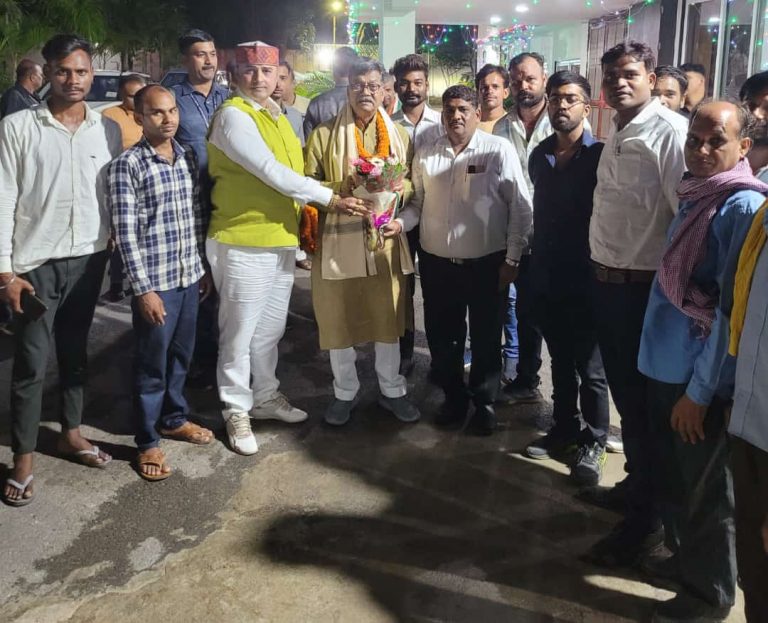 कांग्रेस नेता त्रिलोक श्रीवास ने सहयोगियों सहित किया नेता प्रतिपक्ष डॉ चरणदास महंत का स्वदेश आगमन पर अभिनंदन… कांग्रेस नेता त्रिलोक श्रीवास ने सहयोगियों सहित किया नेता प्रतिपक्ष डॉ चरणदास महंत का स्वदेश आगमन पर अभिनंदन…