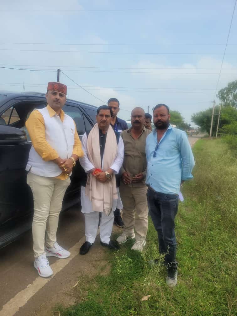 कांग्रेस नेता त्रिलोक श्रीवास् ने सहयोगियों सहित किया केंद्रीय मंत्री तोखन साहू से भेंट… कांग्रेस नेता त्रिलोक श्रीवास् ने सहयोगियों सहित किया केंद्रीय मंत्री तोखन साहू से भेंट…