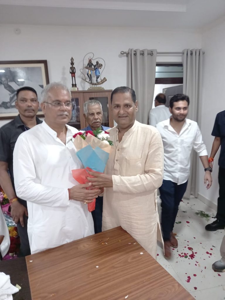 छत्तीसगढ के पुर्व मुख्य मंत्री भुपेश बघेल को छत्तीसगढ योग आयोग के पुर्व सदस्य रविन्द्र सिंह ने पुष्प गुच्छ भेट कर जन्मदिन की बधाई दी… छत्तीसगढ के पुर्व मुख्य मंत्री भुपेश बघेल को छत्तीसगढ योग आयोग के पुर्व सदस्य रविन्द्र सिंह ने पुष्प गुच्छ भेट कर जन्मदिन की बधाई दी…