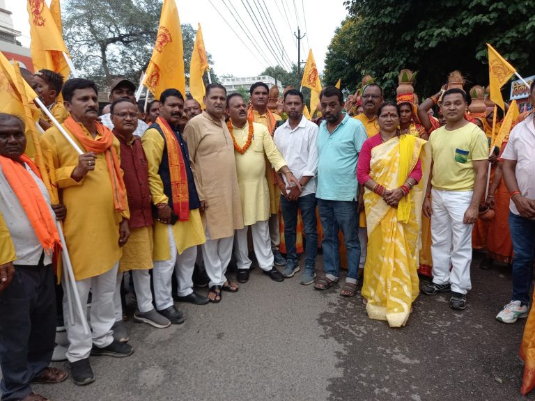 कृष्ण जन्माष्टमी के शुभ अवसर पर आज बिलासपुर के प्रमुख मार्गो मे यादव समाज द्वारा भब्य शोभा यात्रा निकाला गया.. जिसका छत्तीसगढ योग आयोग के पुर्व सदस्य रविन्द्र सिंह के नेतृत्व मे भब्य स्वागत किया गया… कृष्ण जन्माष्टमी के शुभ अवसर पर आज बिलासपुर के प्रमुख मार्गो मे यादव समाज द्वारा भब्य शोभा यात्रा निकाला गया.. जिसका छत्तीसगढ योग आयोग के पुर्व सदस्य रविन्द्र सिंह के नेतृत्व मे भब्य स्वागत किया गया…