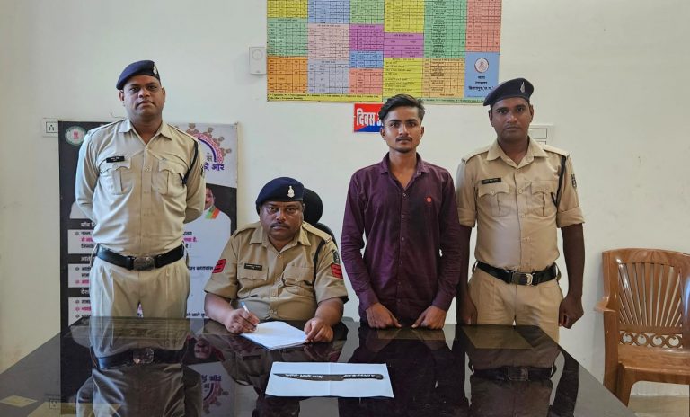 चापड़ लेकर लोगो को डराने वाले आरोपी के विरुद्ध आर्म्स एक्ट की कार्यवाही तार बाहर पुलिस का प्रहार….