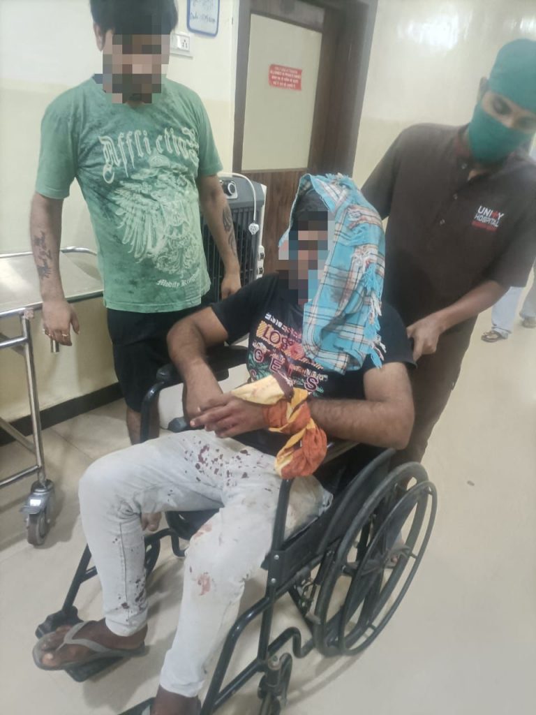 गले और हाँथ की नस काट कर युवक ने किया आत्महत्या का प्रयास, 5 मिनट में पहुंची डायल 112 ने तत्काल अस्पताल पहुँचाया… गले और हाँथ की नस काट कर युवक ने किया आत्महत्या का प्रयास, 5 मिनट में पहुंची डायल 112 ने तत्काल अस्पताल पहुँचाया…