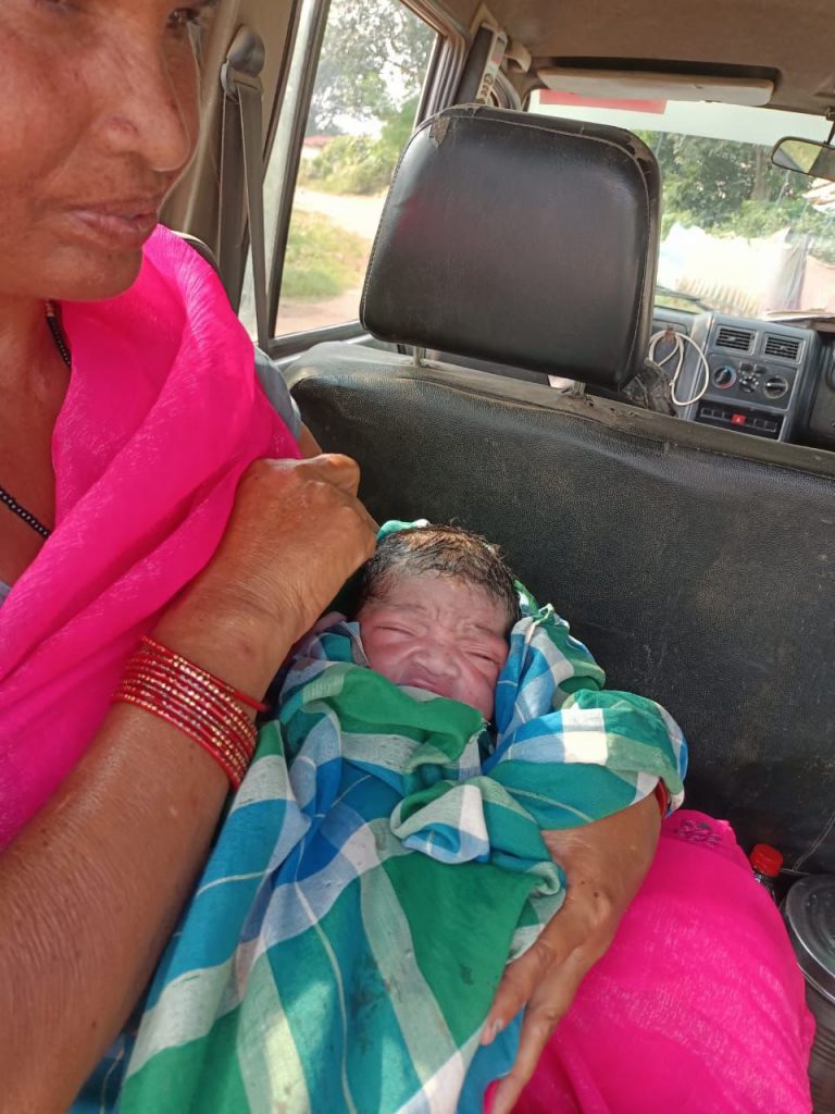वाहन में महिला ने दिया बच्ची को जन्म, जच्चा-बच्चा दोनों स्वस्थ, आगामी उपचार हेतु अस्पताल में भर्ती कराया गया.. शानदार 112 वाहन में महिला ने दिया बच्ची को जन्म, जच्चा-बच्चा दोनों स्वस्थ, आगामी उपचार हेतु अस्पताल में भर्ती कराया गया.. शानदार 112