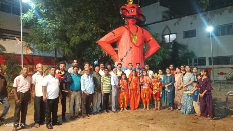बिलासपुर के बिनोवा नगर में विजयदशमी के पावन पर्व पर छत्तीसगढ़ योग आयोग के पूर्व सदस्य रविंद्र सिंह ने किया रावण दहन… बिलासपुर के बिनोवा नगर में विजयदशमी के पावन पर्व पर छत्तीसगढ़ योग आयोग के पूर्व सदस्य रविंद्र सिंह ने किया रावण दहन…