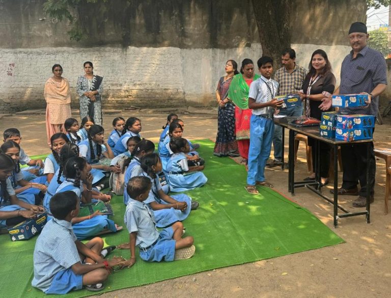 “पायल एक नया सवेरा फाउंडेशन” द्वारा बालमुकुंद उच्चतर माध्यमिक विद्यालय भारतीय नगर तालापारा स्कूली बच्चों को स्कूल ड्रेस जूता वितरण किए…