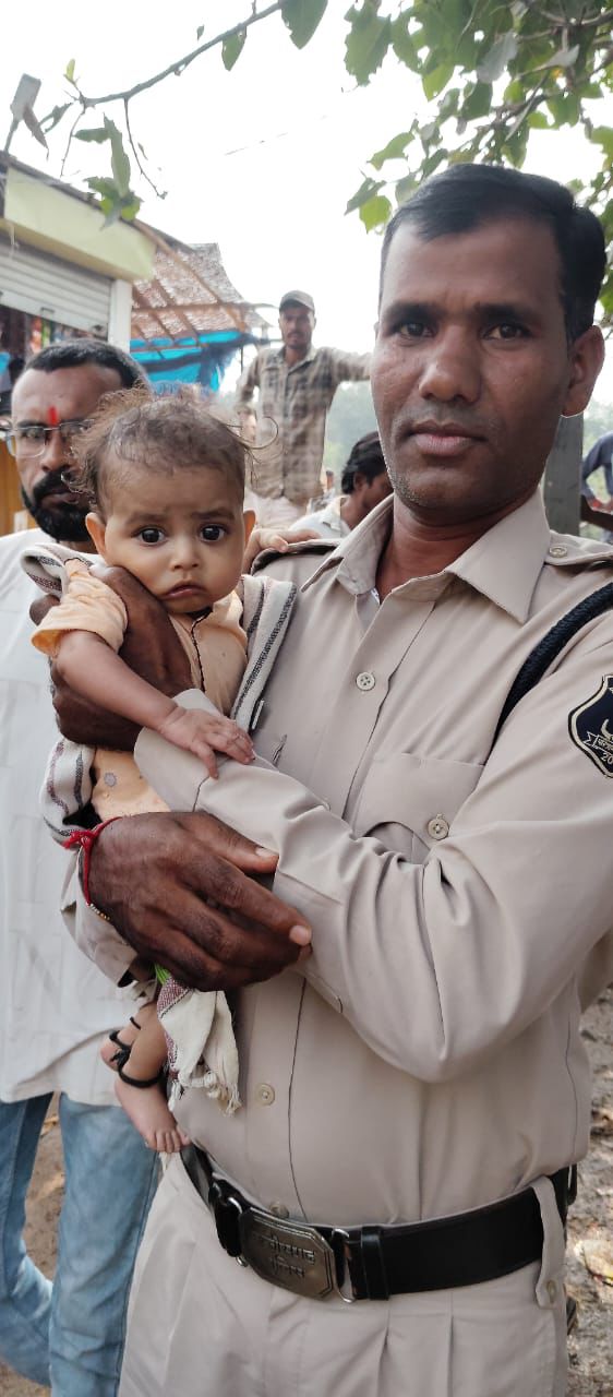 दुधमुँहे बच्चे को लेकर ट्रेन में सफ़र कर रही महिला ने किया जहर का सेवन,आठ मिनट के भीतर पहुँची डायल 112 ने तत्काल अस्पताल पहुंच कर बचाई जान… दुधमुँहे बच्चे को लेकर ट्रेन में सफ़र कर रही महिला ने किया जहर का सेवन,आठ मिनट के भीतर पहुँची डायल 112 ने तत्काल अस्पताल पहुंच कर बचाई जान…