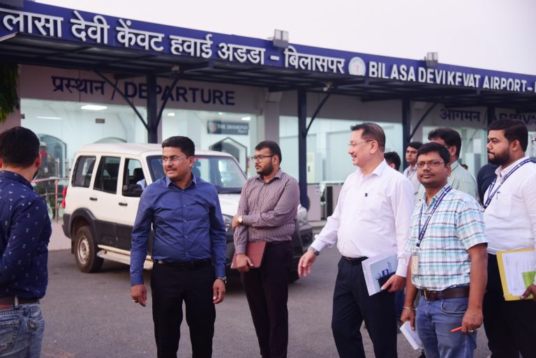 कलेक्टर ने किया एयरपोर्ट का निरीक्षण,कामों में तेजी लाकर जल्द पूर्ण करने दिए निर्देश… कलेक्टर ने किया एयरपोर्ट का निरीक्षण,कामों में तेजी लाकर जल्द पूर्ण करने दिए निर्देश…