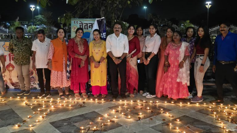 नशा के अंधकार में एसपी रजनेश सिंह ने जलाया चेतना का दीपक… नशा के अंधकार में एसपी रजनेश सिंह ने जलाया चेतना का दीपक…