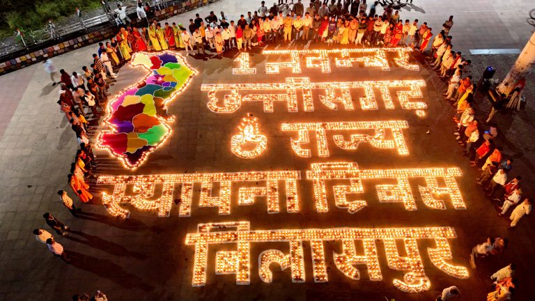 दस हजार दीपों की श्रृंखला से रोशन हुआ अरपा रिवर व्यू,राज्य स्थापना दिवस पर दीयों से जगमग हो उठा बिलासपुर दस हजार दीपों की श्रृंखला से रोशन हुआ अरपा रिवर व्यू,राज्य स्थापना दिवस पर दीयों से जगमग हो उठा बिलासपुर