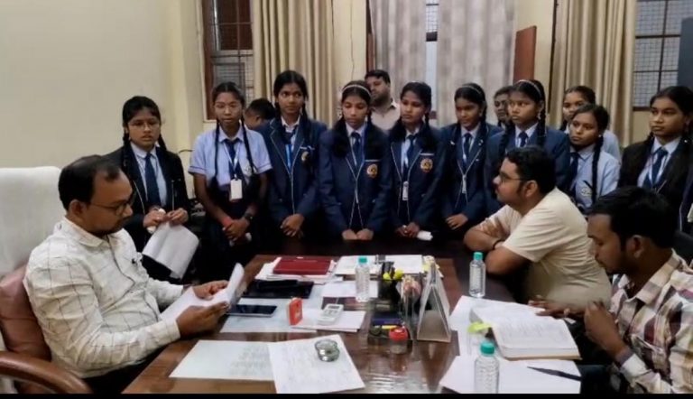 स्थानांतरण हुए शिक्षकों को यथावत रखने कि मांग को लेकर छात्राओं ने कलेक्टर व जिला शिक्षा अधिकारी को सौपा ज्ञापन..