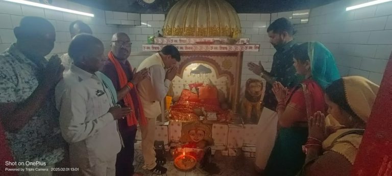 भाजपा प्रत्याशी अरुना चंद्र प्रकाश सूर्या ने गतौरा में कंकालीन दाई का आशीर्वाद लेकर की चुनाव प्रचार अभियान की शुरुआत… भाजपा प्रत्याशी अरुना चंद्र प्रकाश सूर्या ने गतौरा में कंकालीन दाई का आशीर्वाद लेकर की चुनाव प्रचार अभियान की शुरुआत…