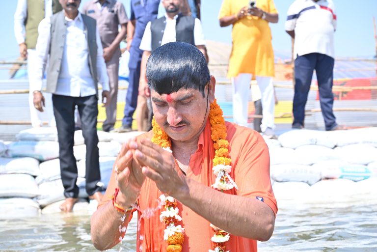 राजिम कुंभ में केंद्रीय मंत्री तोखन साहू ने किया शाही स्नान, कुलेश्वर महादेव मंदिर में की पूजा-अर्चना