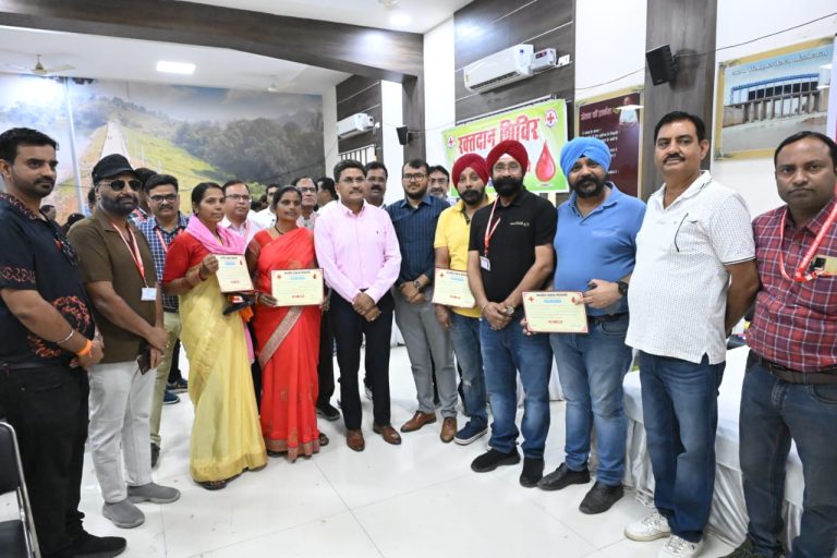 अंतर्राष्ट्रीय महिला दिवस पर रेडक्रॉस द्वारा विशाल रक्तदान शिविर का आयोजन स्वयं रक्तदान कर कलेक्टर ने सभी से की रक्तदान की अपील…