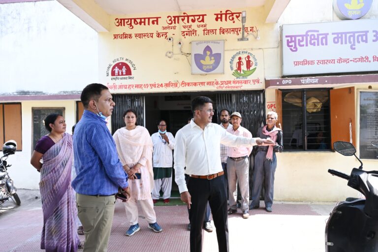 कलेक्टर ने अस्पतालों और राजस्व शिविरों का लिया जायजा..शहर में अटैच स्वास्थ्य कर्मियों को तत्काल रिलीव करने दिए सख्त निर्देश…