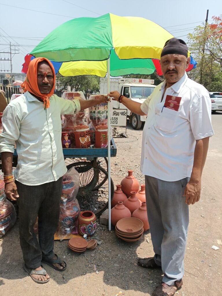 भीषणगर्मी को देखते हुए धूप से बचने के लिए मटकी वालों को गार्डन छाता भेंट किया – समाजसेवी चंचल सलूजा 